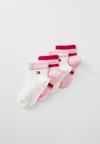 Sett med fire sokker i hvit og rosa. Ribbet mansjett; to ensfargede rosa, en med striper og en med logo på hvit. Mykt strikket materiale.