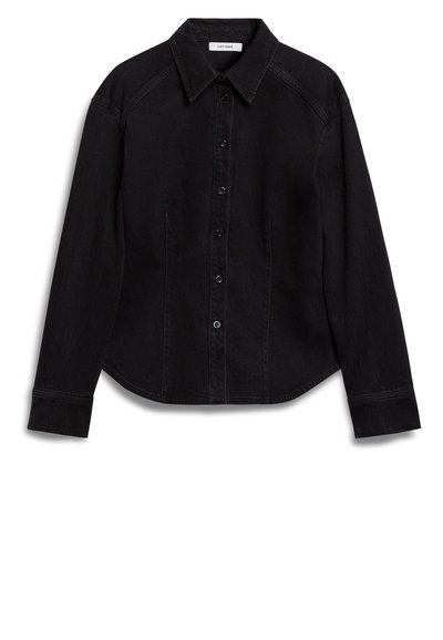 Zwarte denimhemd met een puntige kraag, knoopsluiting en lange mouwen met knoopmanchetten. Zijdenpockets zijn zichtbaar.