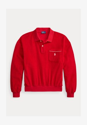 Polo rojo de manga larga con cuello, tapeta con botones, bolsillo en el pecho con logo blanco bordado y puños y dobladillo acanalados.