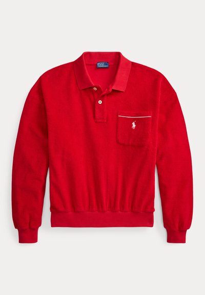 Polo rouge à manches longues avec col, patte de boutonnage, poche poitrine ornée d'un logo brodé blanc, et poignets et ourlet côtelés.