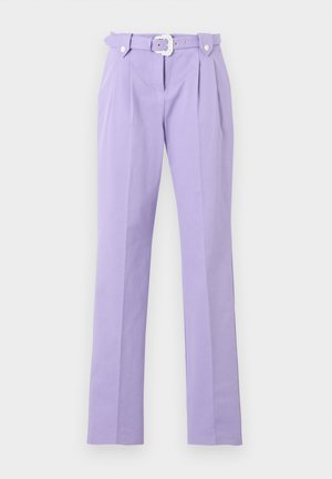 Pantalones lavanda de talle alto con pliegues frontales, piernas rectas y un cinturón a juego con una hebilla decorativa.