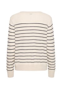 Pull beige à manches longues avec de fines rayures horizontales bleu marine uniformément espacées sur le corps et les manches.