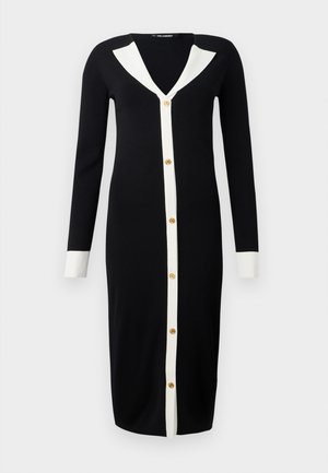 Vestido preto longo com colarinho branco e fechamento de botões, apresentando mangas longas e botões dourados na frente, textura suave.