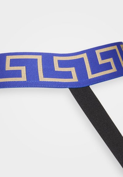 Blauer Stoffgürtel mit einem geometrischen goldenen Muster, ausgestattet mit einer glatten Textur und einem verstellbaren schwarzen Riemen für sicheren Halt.
