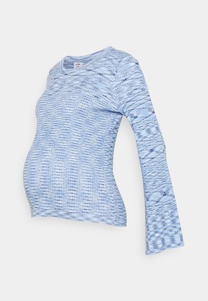 Camisola de maternidade de mangas compridas em um tecido leve de tom azul, com uma textura ondulada e um formato ajustado, concebida para o conforto durante a gravidez.