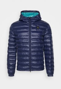 Giacca imbottita navy con cappuccio, dotata di una fodera azzurro chiaro, motivo a righe orizzontali e polsini ed orlo elastici. Chiusura frontale con zip.
