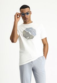 Kigili GEMUSTERTES - Camiseta estampada - ecru