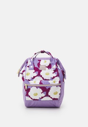Sac à dos floral violet avec un compartiment principal et une poche zippée frontale. Caractérisé par un tissu durable, des motifs de fleurs blanches et jaunes, et deux poignées.