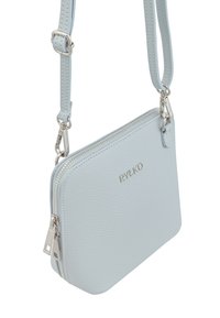 Borsa a tracolla in pelle azzurro chiaro con superficie testurizzata, zip argento e logo del marchio. Cintura regolabile con accessori staccabili.