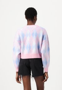 Suéter de punto difuso con un patrón de argyle en tonos pastel de rosa y azul, diseño corto, dobladillo acanalado y costuras de hombro caídas.