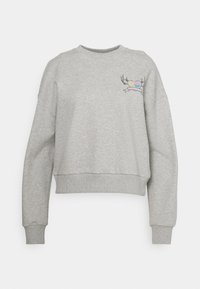 Felpa grigia chiara corta in morbido tessuto, caratterizzata da un design multicolore ricamato con ali sul lato sinistro del petto. Polsini a coste.
