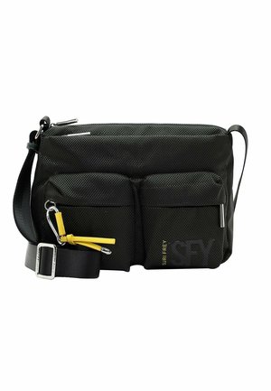 Bolso cruzado negro texturizado con dos bolsillos frontales, cremalleras plateadas, correa ajustable y detalle en amarillo en el tirador de la cremallera.