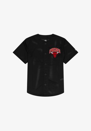 Must musta baseballi särk, millel on lühikesed varrukad, nööbid ja vasakus rinnas punane "Chicago" tekst koos pulli logoga.