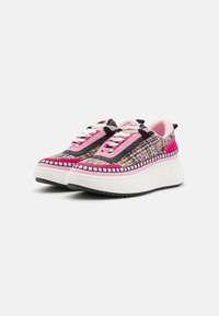 Steve Madden DOUBLETAKE - Tenisice - pink/black