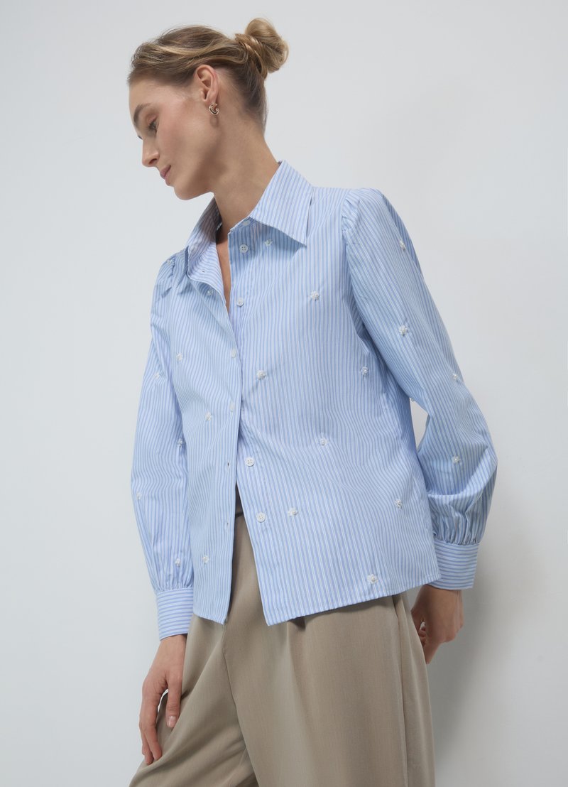 Calliope RICAMI PERLE - Camicia - var celeste chiaro
