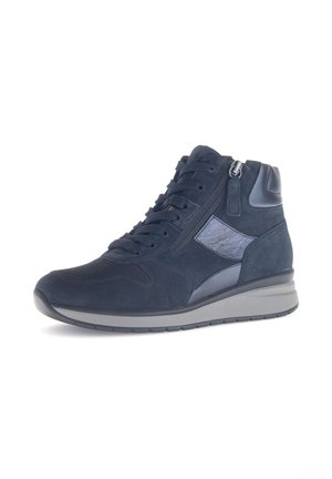 Zwarte suède hoge sneakers met een glad leren accent, vetersluiting aan de voorkant, zijrits en een gestructureerde grijze zool.