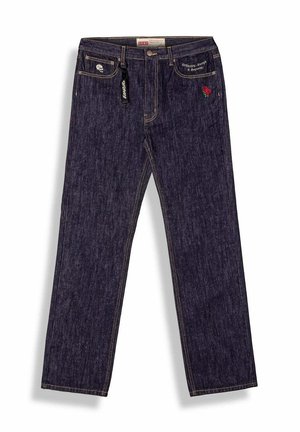Donkerblauwe denim jeans met rechte benen, voorzien van een geborduurde rode roos, gouden stiksels en een label dat aan de riemlus is bevestigd.