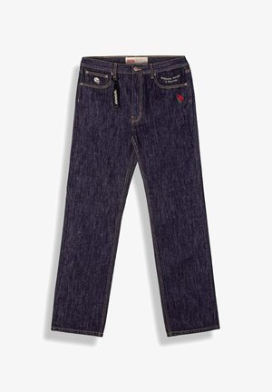 Donkerblauwe denim jeans met rechte benen, voorzien van een geborduurde rode roos, gouden stiksels en een label dat aan de riemlus is bevestigd.