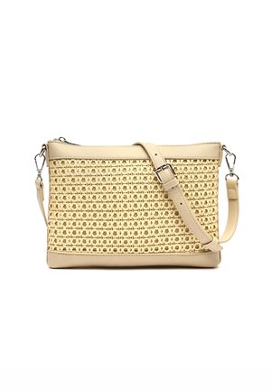 Beige Umhängetasche mit gewebtem Vorderteil, verstellbarem Riemen mit Schnalle und Reißverschluss an der Oberseite.