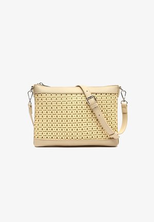Beige crossbodytas met een geweven voorpaneel, verstelbare riem met gesp en ritssluiting aan de bovenkant.