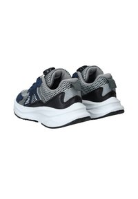 Donkerblauwe en grijze mesh sneakers met een witte tussenzool, zwarte accenten en een gestructureerde zool. Voorzien van een ronde vetersluiting voor het aanpassen van de pasvorm.