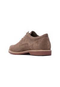 Zapato de ante marrón con cordones, punta redondeada, acabado texturizado y suela de goma contrastante con rayas horizontales.