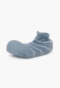 Calzature blu con suola liscia simile alla gomma e tomaia in maglia strutturata. Presentano un design a calzini corti e un motivo a righe orizzontali.