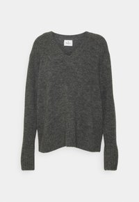 Tmavě šedý svetr s výstřihem do V vyrobený z měkké pleteniny, s ribbovanými manžetami a lemem, jenž má mírně volný střih a texturovaný vzhled.