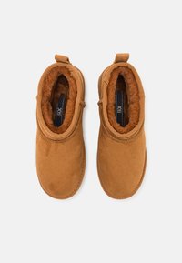 XTI Botines bajos - camel