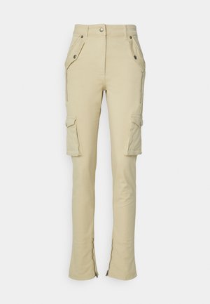 Pantalons cargo beiges en tissu léger, dotés de poches latérales, d'un bouton frontal et de fermetures éclair à la cheville pour un ajustement réglable.