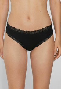 Czarne majtki w stylu bikini, wykonane z gładkiego materiału, z koronkowym wykończeniem w kwiatowy wzór na pasku i krawędziach, oferujące delikatny kontrast.