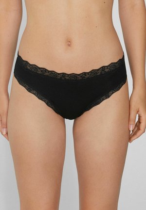 Černé bikini spodní prádlo vyrobené z hladkého materiálu s květinovou krajkou podél pásku a okrajů, nabízející jemný kontrast.