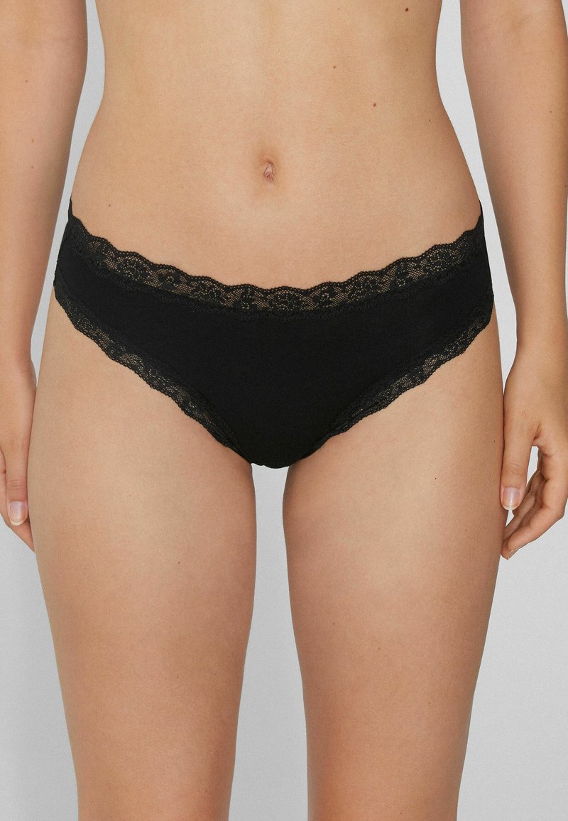 Czarne majtki w stylu bikini, wykonane z gładkiego materiału, z koronkowym wykończeniem w kwiatowy wzór na pasku i krawędziach, oferujące delikatny kontrast.