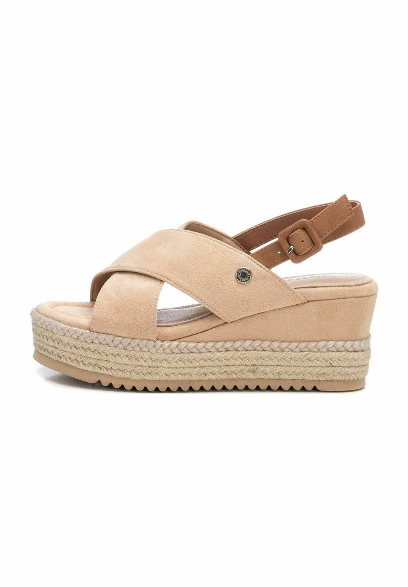 Sandalias de cuña beige de ante con diseño de tiras cruzadas, correa de tobillo ajustable y plataforma envuelta en yute. Suela de goma texturizada.