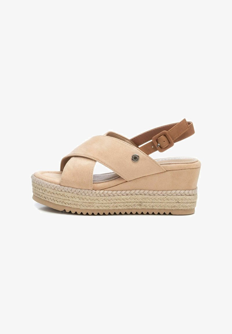 Sandali a zeppa beige in suede con design a fascia incrociata, cinturino alla caviglia regolabile e piattaforma avvolta in juta. Suola in gomma testurizzata.
