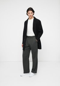 GAP Kelnės - grey/black