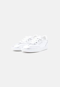 Ζευγάρι μεταλλικά ασημένια αθλητικά παπούτσια χαμηλού ύψους με λευκά κορδόνια και σόλες, με διακριτική επιγραφή "LOVE MOSCHINO" στο πλάι.