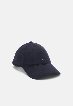 Marineblauw corduroy baseballcap met een gebogen rand en geborduurd logo aan de voorkant. Heeft een zespanelen ontwerp en een verstelbare band.