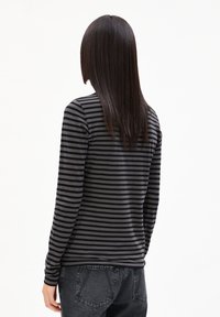 ARMEDANGELS ENRICCAA STRIPES - Langarmshirt - iron cast black