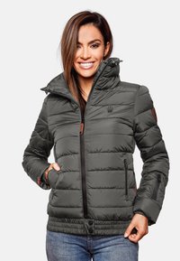 Giubbotto imbottito grigio scuro con cuciture orizzontali, colletto alto, tasche con zip e dettagli in pelle marrone sulle maniche.