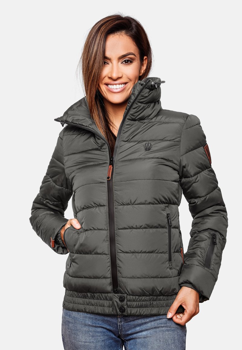 Giubbotto imbottito grigio scuro con cuciture orizzontali, colletto alto, tasche con zip e dettagli in pelle marrone sulle maniche.
