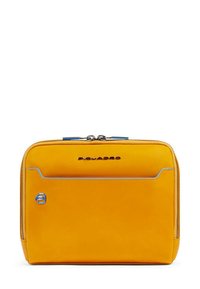 Sac en cuir jaune avec des accents bleus, forme rectangulaire, fermeture éclair, poche avant, et logo embossé sur la surface.