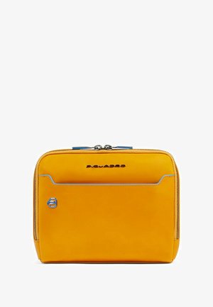 Gele leren tas met blauwe accenten, rechthoekige vorm, ritssluiting, voorvak en een reliëflogo op het oppervlak.