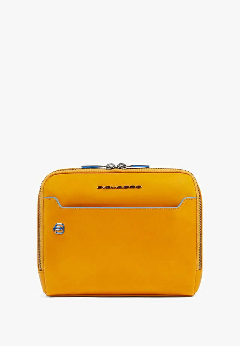 Bolso de cuero amarillo con detalles azules, forma rectangular, cierre con cremallera, bolsillo frontal y logotipo en relieve en la superficie.