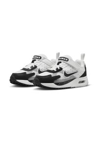 Ténis Nike Air Max em preto e branco, feitos de materiais em malha e couro, com biqueira arredondada, sola amortecida e faixa na parte superior.