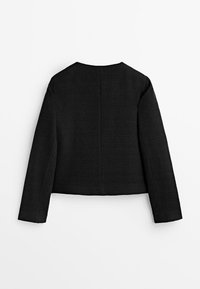 Svart kort jacka med texturerad tyg, långa ärmar och en klassisk rund halsringning, med en enkel sömdetalj på baksidan.