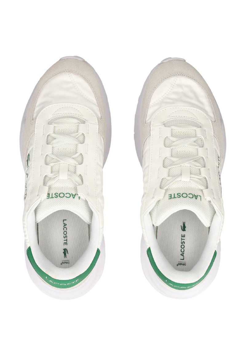 Coppia di sneakers bianche Lacoste con dettagli verdi, lacci bianchi e finiture testurizzate, viste dall'alto.