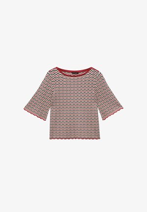 Rød og sort zigzag-mønstret top med trekvartærmer og vid udskæring. Lavet af et let, struktureret stof med en bølget kant.