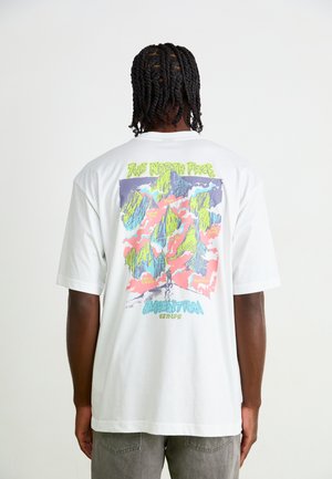 T-shirt blanc avec un graphique de montagne coloré au dos, avec des accents verts, bleus et roses, et des manches courtes.