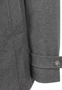 Close-up van een grijze wollen jas met een gestructureerde stof, knoopdetail en manchetband. Zichtbare stiksels en een zijzak vergroten de functionaliteit.